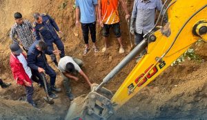 बागलुङको बोहोरागाउँमा सडक स्तरोन्नतिको क्रममा माटोको ढिस्को खसेको घटनास्थल