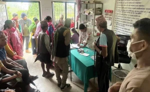 नेपालमा फैलिएको स्क्रब टाइफस संक्रमण र स्वास्थ्यकर्मीले बिरामीको परीक्षण गर्दै गरेको दृश्य