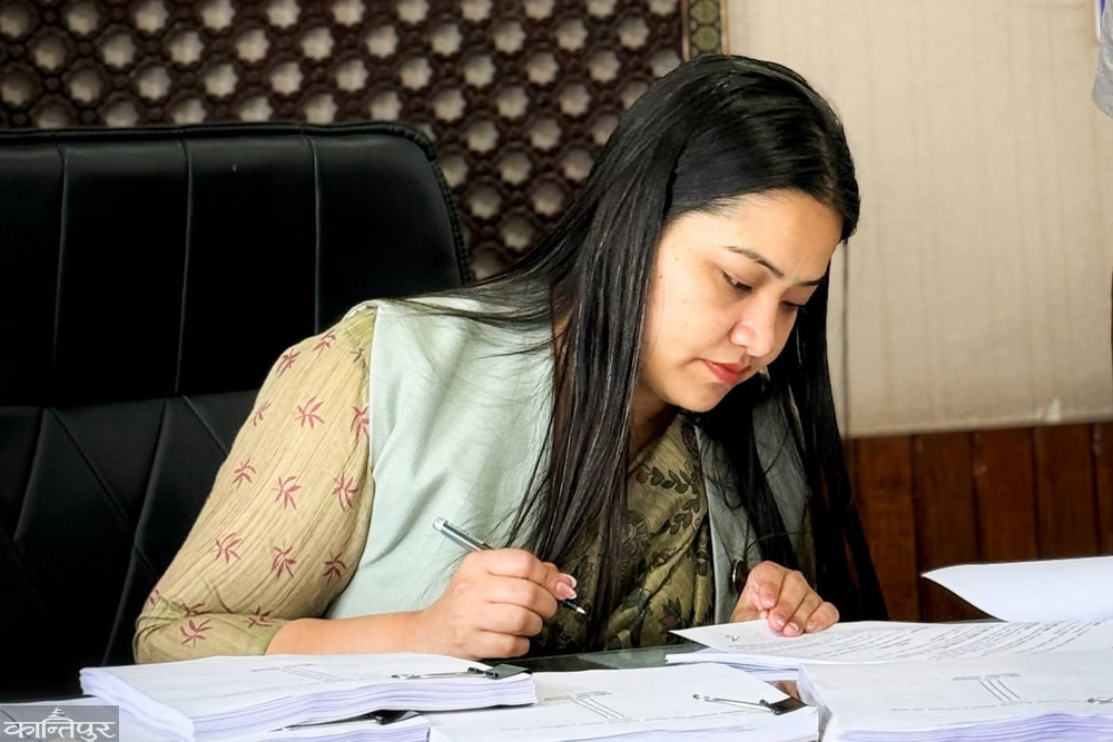 स्क्रब टाइफस नेपाल संक्रमणबारे स्वास्थ्यकर्मीले बिरामीको स्वास्थ्य परीक्षण गर्दै